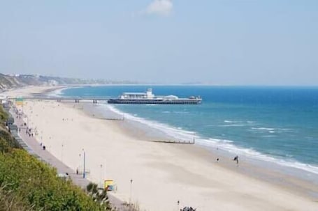 Strand. Four Corners Luxus-Ferienhaus mit Whirlpool und Sauna