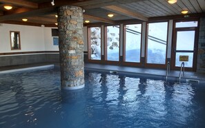 Una piscina cubierta, una piscina climatizada