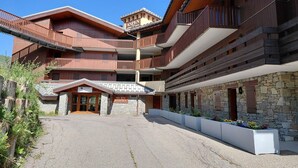 Un edificio de varios pisos con una recepción y fachada de piedra.
