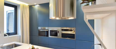 Kühlschrank, Mikrowelle, Ofen, Geschirrspüler