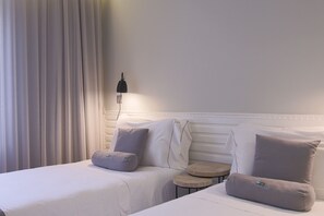 A hotel room with two beds, a nightstand, and a lamp. - Feel Porto Syrah Townhouse (Oporto)