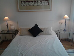 2 chambres, bureau, fer et planche à repasser, lit parapluie