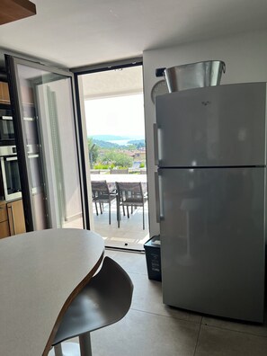 Frigorífico, microondas, horno y placa de cocina