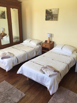 4 bedrooms, iron/ironing board, WiFi, bed sheets - Maison Lajus, a restored Farmhouse With Private Pool (Luc-Armau)