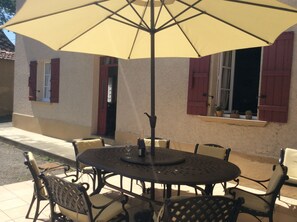 Outdoor dining - Maison Lajus, a restored Farmhouse With Private Pool (Luc-Armau)