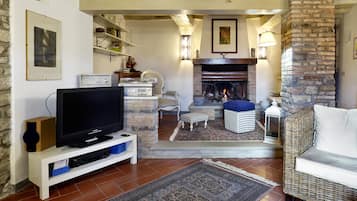 Televisión, chimenea, libros, estéreo