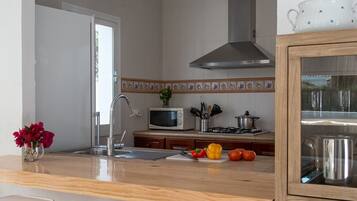 Een koelkast, een microgolfoven, een oven, een vaatwasser