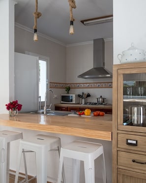 Jääkaappi, mikroaaltouuni, uuni, astianpesukone