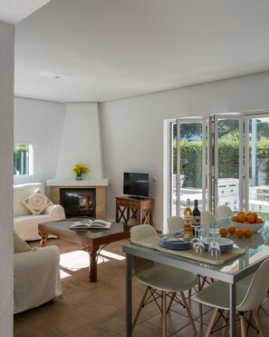 TV, fireplace