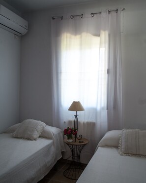 3 makuuhuonetta, silitysrauta/-lauta, ilmainen Wi-Fi, vuodevaatteet