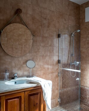 Bathtub, hair dryer, towels