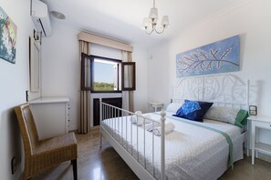 5 bedrooms, iron/ironing board, free WiFi, bed sheets - CASA MARCOS' STUNNING VILLA. (Sant Llorenç des Cardassar)
