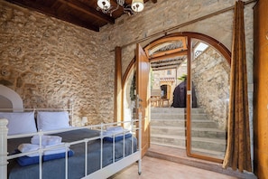 4 slaapkamers, een strijkplank/strijkijzer, reisbedje, gratis wifi