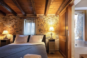 4 bedrooms, iron/ironing board, travel cot, free WiFi