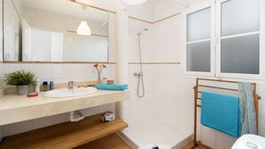 Kombinert dusj/badekar, hårføner, håndklær og såpe