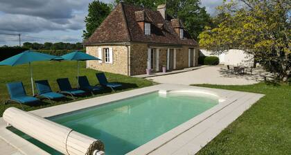 Maison en pierre avec piscine chauffée privée , vue panoramique et calme absolu,