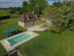 Una piscina al aire libre, una piscina climatizada