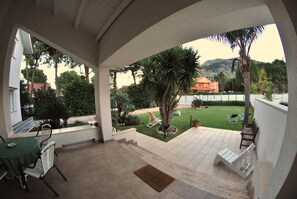 Outdoor dining - Geneva villa, a holiday you will never forget (Palermo)