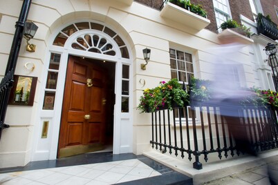 Luxury Spacious Three Bed Apartment in Heart of Mayfair With Terrace