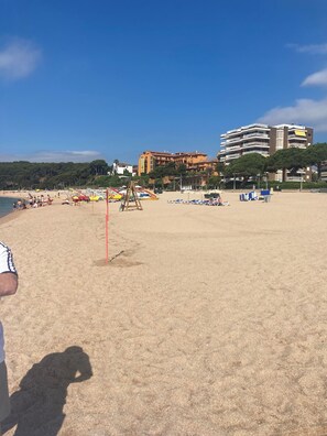 Una spiaggia nelle vicinanze, lettini da mare, teli da spiaggia