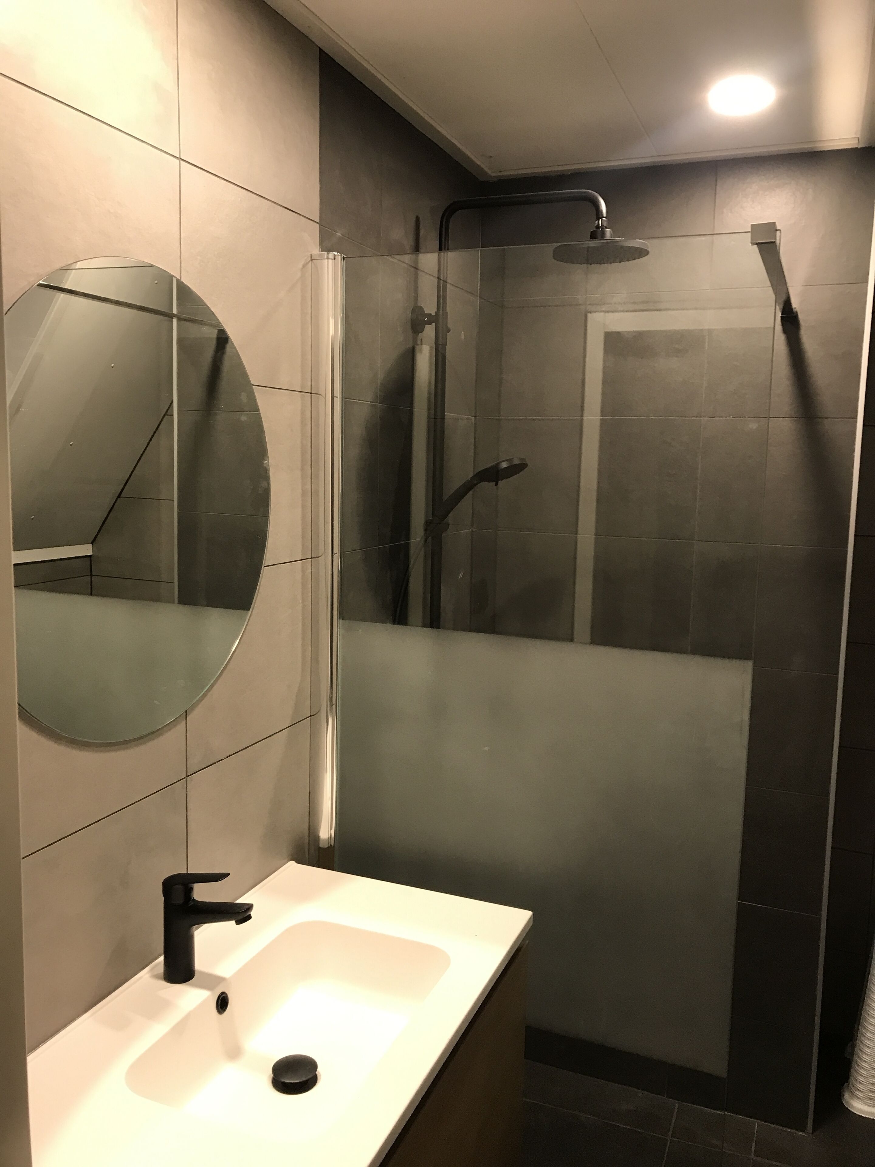 Een douche, een haardroger, toiletpapier