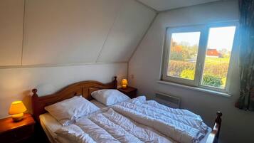 3 bedrooms, iron/ironing board, free WiFi, bed sheets