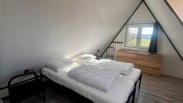 3 bedrooms, iron/ironing board, free WiFi, bed sheets