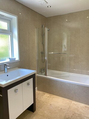 Combined shower/bathtub, hair dryer, towels, soap - Luxury Contemporary Wooden Lodge Set In Rural Landscape With Garden And Parking (Newton Abbot)