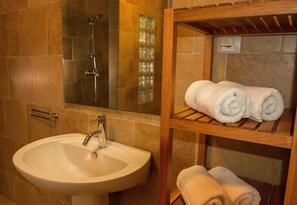 Dusche, Haartrockner, HandtĂŒcher, Seife
