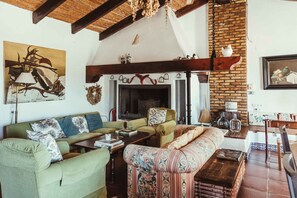 Een smart-tv, een open haard, een dvd-speler en tafelvoetbal