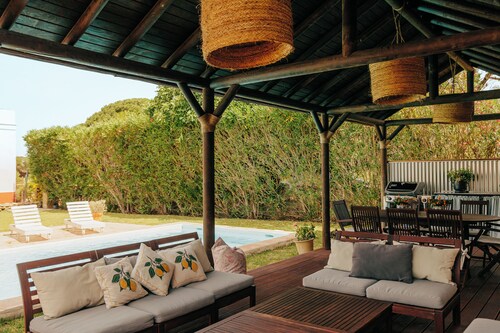 Dehesa de las Yeguas House. Country house with private swimming pool 4 kms from the beach