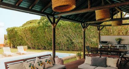 Dehesa de las Yeguas House. Country house with private swimming pool 4 kms from the beach