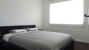 2 chambres, fer et planche à repasser, lit de bébé portatif