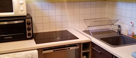 Réfrigérateur, four à micro-ondes, un four, surface de cuisson