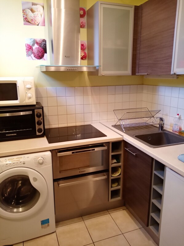 ثلاجة، ميكروويف، فرن، موقد طهي مسطح