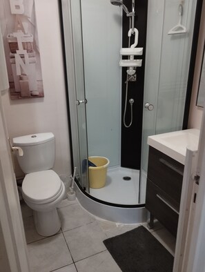 Shower, hair dryer - rent pretty calm and pleasant studio (Bagnoles De L'orne Normandie)