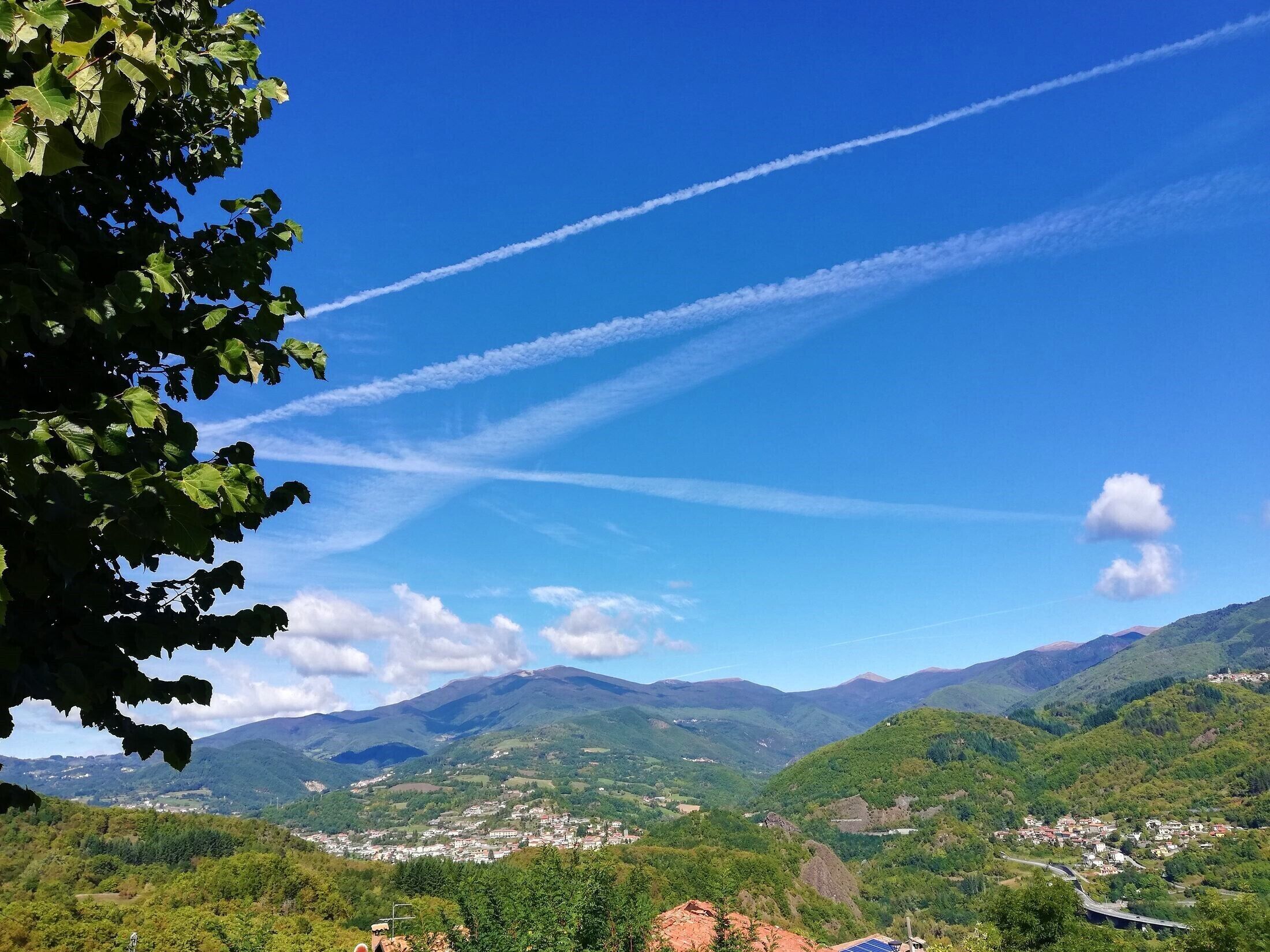 Un paysage montagneux avec une ville nichée au fond de la vallée.