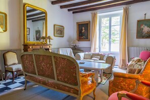 Televisie, een open haard, een dvd-speler en boeken