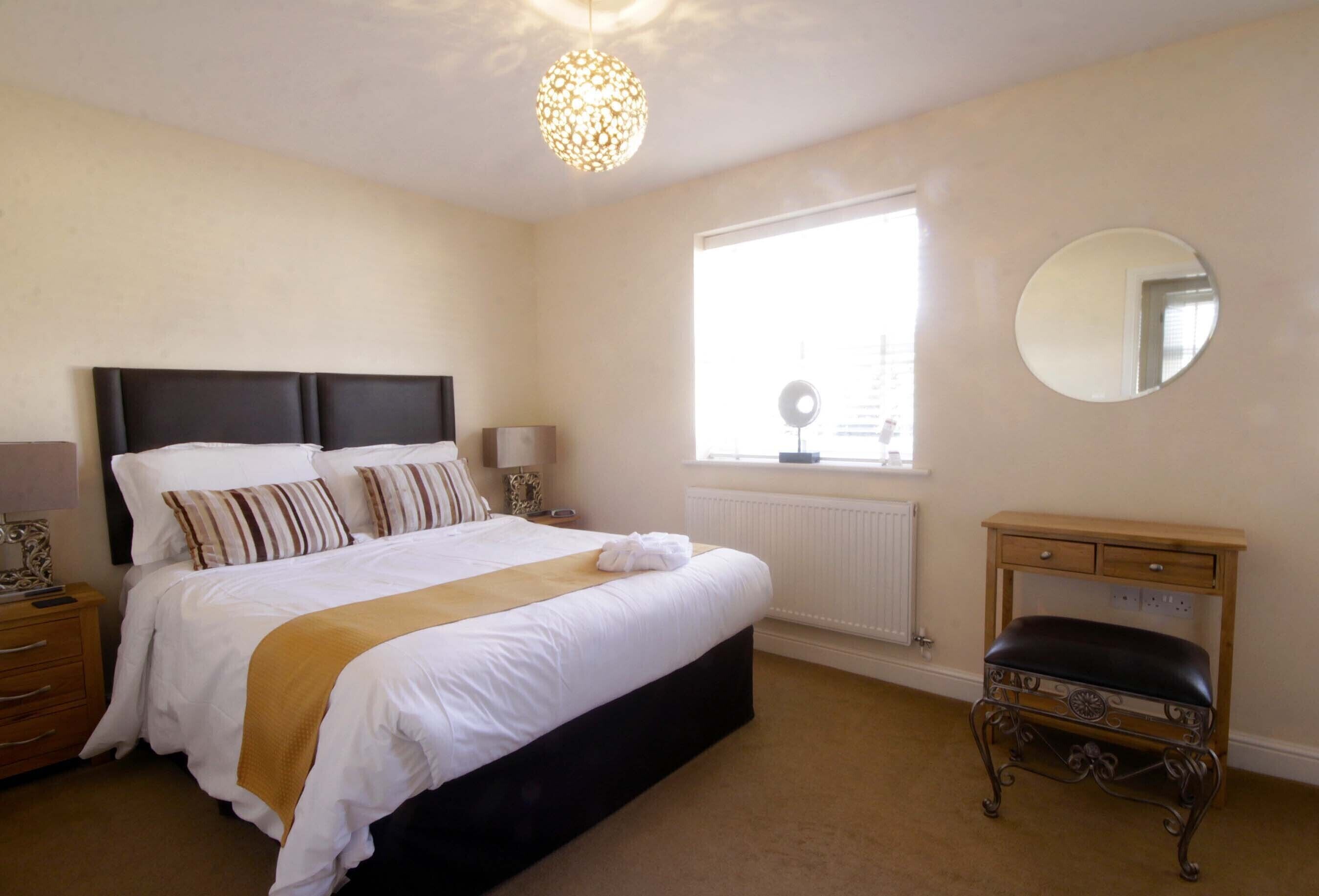 2 bedrooms, desk, iron/ironing board, travel cot