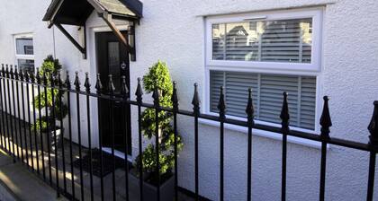 Knight Rest Cottage Conwy - 5 Star Reviews Boutique Cottage (parking & wifi) *5*