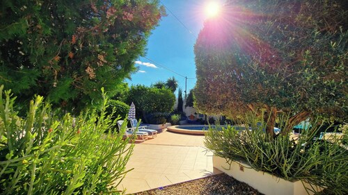 Ferme spacieuse idéalement situé, jardin mature, piscine privée et une vue imprenable
