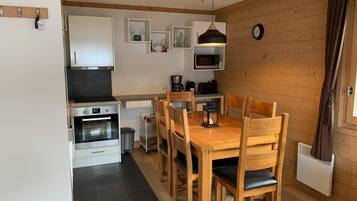 Coffee/tea maker, fridge, microwave, oven