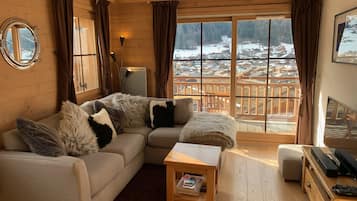 Een smart-tv, een dvd-speler en een stereo