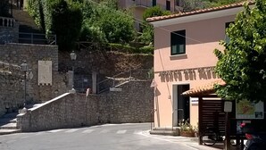 A street with a building labeled "Hotel D'Altura" and a stone wall. - Tranquility and spectacular views (Marciana)
