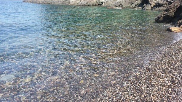 A clear beach with pebbles and a rocky cliff in the background. - Tranquility and spectacular views (Marciana)
