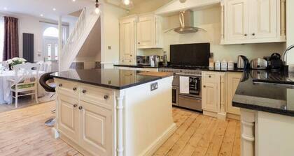 Luxury 2 Bed Edwardian House in a Quiet Sq - Free Wi-Fi & Parking, Sunny Garden
