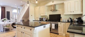 Luxury 2 Bed Edwardian House in a Quiet Sq - Free Wi-Fi & Parking, Sunny Garden