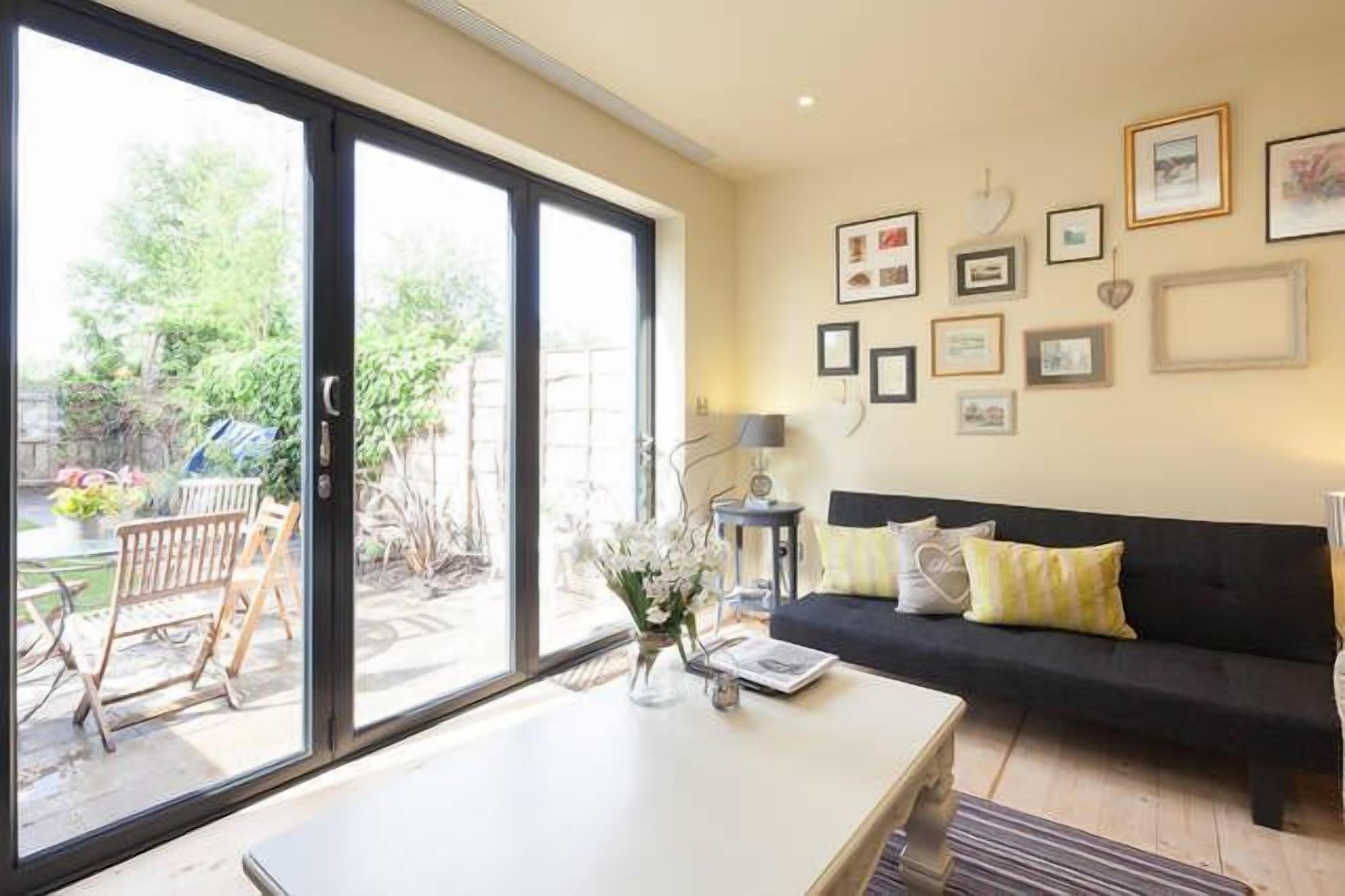 Una televisión, libros