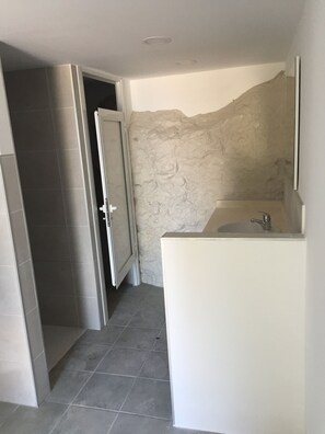 Dusche, Haartrockner, Handtücher, Seife