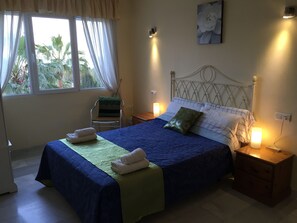 8 Schlafzimmer, Schreibtisch, Bügeleisen/Bügelbrett, Reisekinderbett